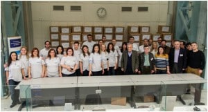 Από δεξιά διακρίνονται οι Δ/ντες Καταστημάτων Alpha Bank Πάτρας κ. Κάντζαρης και κ. Δεστούνης, η Διευθύντρια του Θ.Π.Κ. ¨Η ΜΕΡΙΜΝΑ¨ κα Τόγια, ο Περιφερειακός Δ/ντης της Alpha Bank κ. Καλούδης, ο Πρόεδρος της ΚΙΒΩΤΟΥ ΤΗΣ ΑΓΑΠΗΣ κ. Παντελής και Εθελοντές της Τραπέζης.